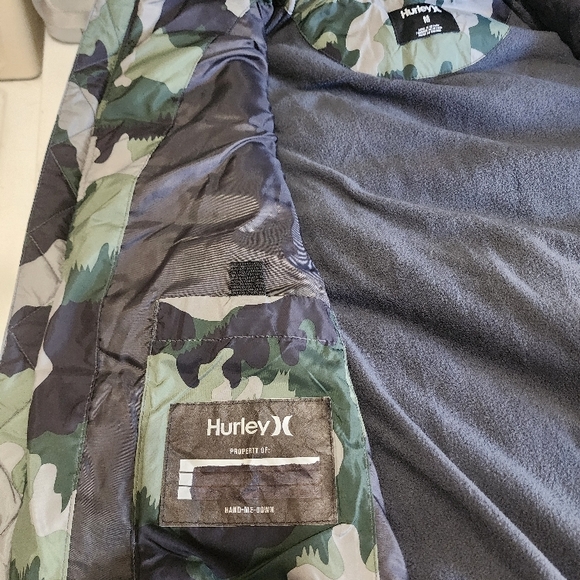 Hurley Green Camo Puffer Vest with Gray Sleeves (NWOT) - Picture 6 of 9